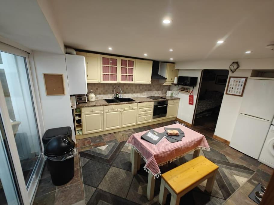 Treherbert Welsh Miners Cottage Four Bedroom House מראה חיצוני תמונה