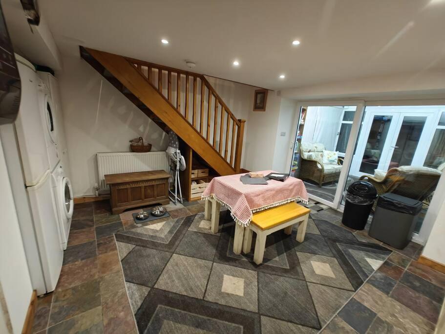 Treherbert Welsh Miners Cottage Four Bedroom House מראה חיצוני תמונה